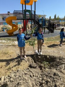 Fidanlar çocukların elleriyle toprakla buluştu
