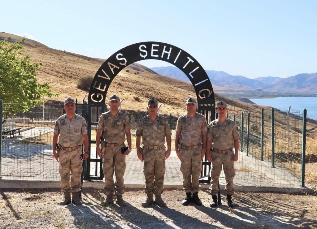 Tuğgeneral Avkıran’dan Gevaş’taki şehitliklere anlamlı ziyaret