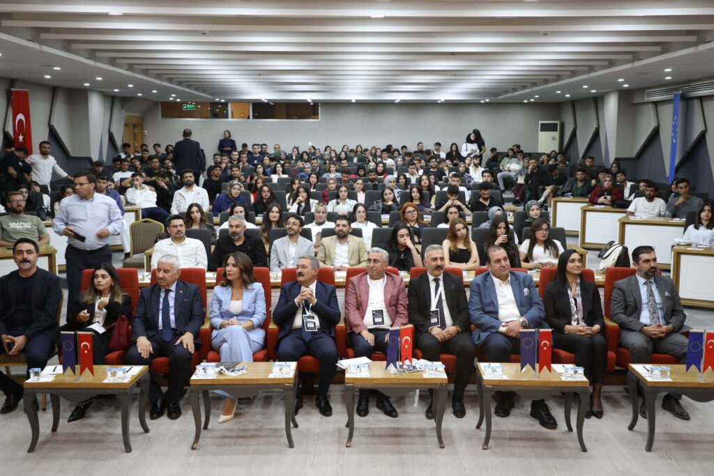 Van Bilişim ve İnovasyon Zirvesi büyük ilgi gördü