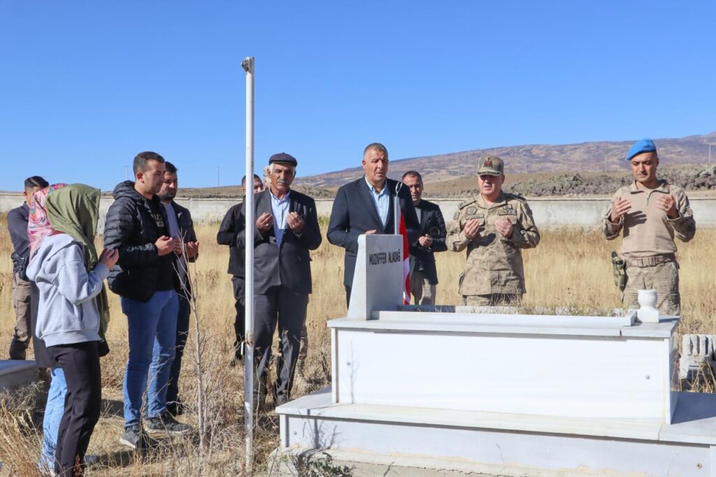 Tuğgeneral Mücahit Avkıran’dan şehit kabirlerine ziyaret