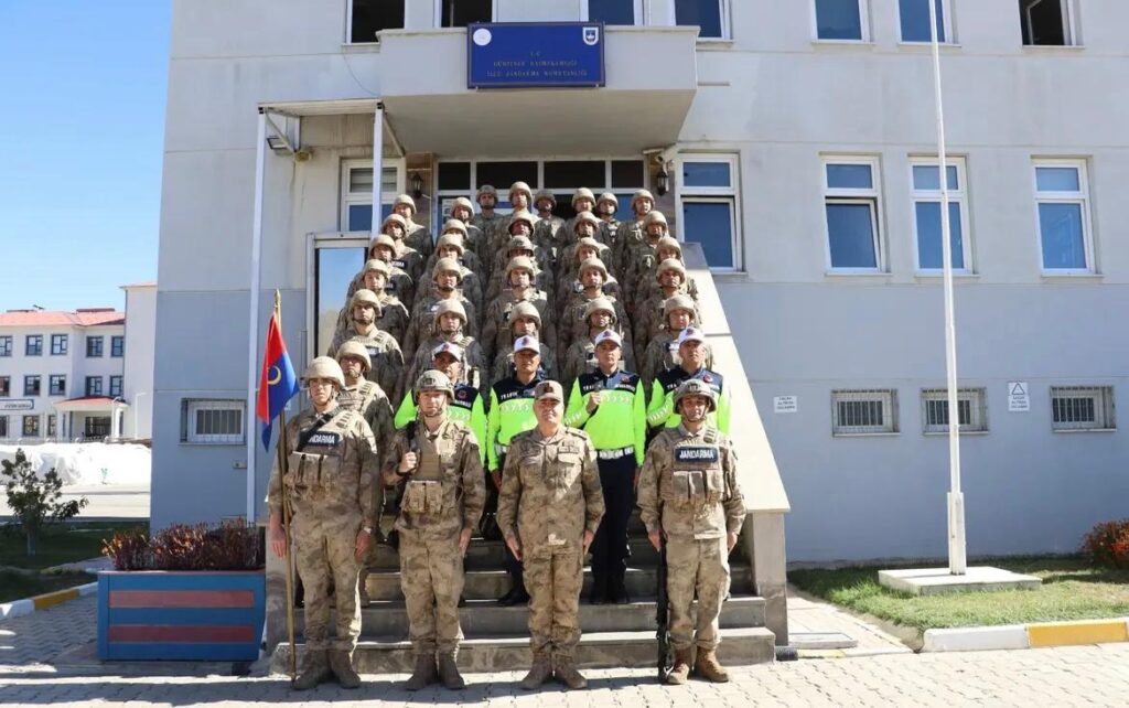 Tuğgeneral Avkıran, Gürpınar İlçe Jandarma Komutanlığını ziyaret etti