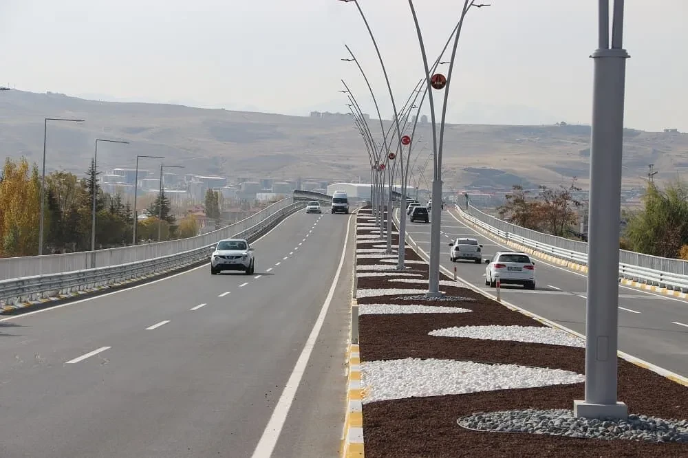 Edremit Köprülü Kavşağı trafiğe açıldı