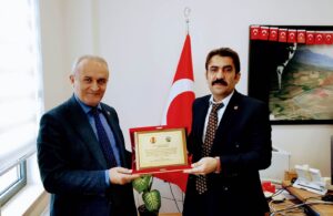 Başkan Dağ’dan Tapu Müdürü Salman Selağzı’na Takdir ve Plaket