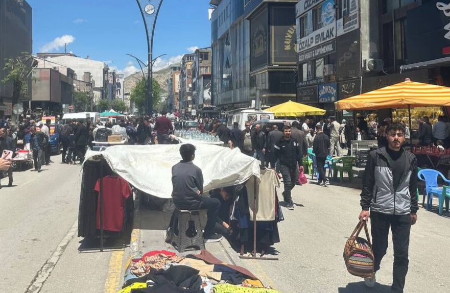 Cumhuriyet Caddesi Araç Trafiğine Kapatıldı